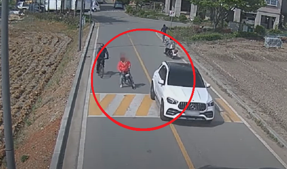 한 운전자가 천천히 도로를 주행하던 중 혼자 넘어진 자전거로부터 보험처리를 요구받는 황당한 일이 벌어져 눈살을 찌푸리게 하고 있다. [사진=유튜브 '한문철TV']