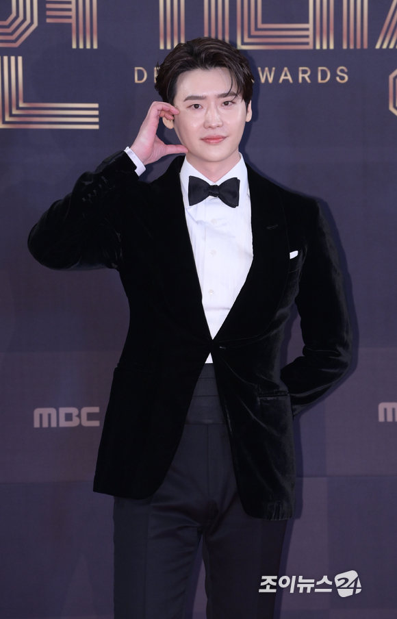 '빅마우스' 배우 이종석이 30일 오후 서울 마포구 상암 MBC사옥에서 열린 '2022 MBC 연기대상' 레드카펫 행사에 참석하고 있다. [사진=정소희 기자]