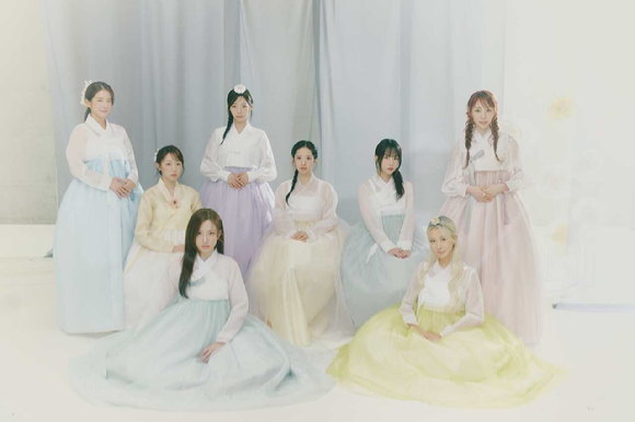 우주소녀가 한복을 입고 사진촬영을 하고 있다. [사진=스타쉽엔터테인먼트]