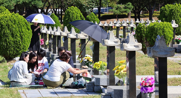 추석 명절을 앞두고 인천 부평구 인천가족공원을 찾은 가족이 성묘하고 있다. [사진=연합뉴스]
