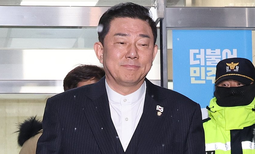 = 공천헌금 수수 등 각종 비위 의혹을 받는 더불어민주당 김병기 의원이 지난 12일 서울 여의도 중앙당사에서 열린 윤리심판원 회의에 출석해 소명을 마친 뒤 당사를 나서고 있다. 2026.1.12 [사진=연합뉴스]