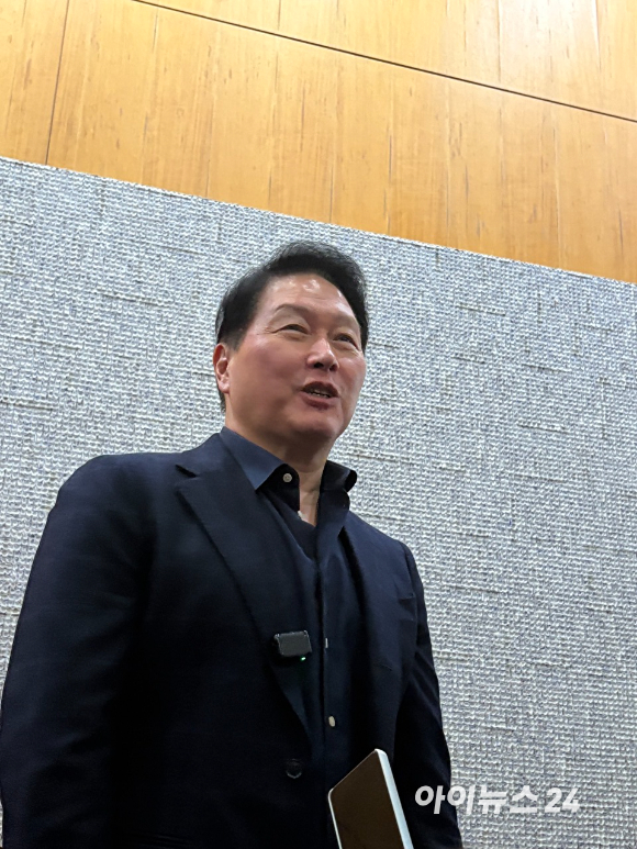 최태원 SK그룹 회장이 3일 서울 강남구 코엑스에서 열린 'SK AI 서밋'에서 기자들과 만나 질의응답을 하고 있다. [사진=권서아 기자]