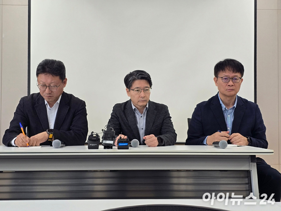 4일 서울 중구 SK T타워에서 김희섭 SK텔레콤 PR센터장이 유심(USIM) 일부 정보 유출 사고와 관련해 SK텔레콤 데일리(일간) 브리핑을 진행하고 있다. [사진=안세준 기자]