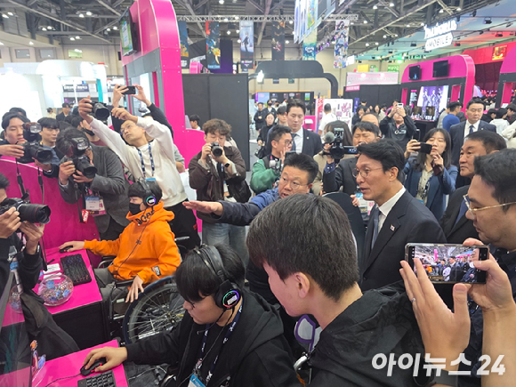 김민석 국무총리가 15일 부산 벡스코 '지스타 2025' 전시장을 방문해 넷마블 부스에서 설명을 듣고 있다. [사진=박정민 기자]