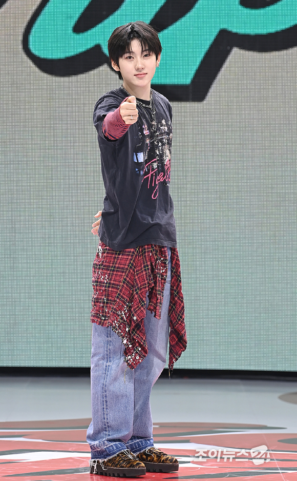 그룹 킥플립(KickFlip) 계훈이 22일 오전 서울 광진구 예스24 라이브홀에서 열린 세 번째 미니 앨범 'My First Flip'(마이 퍼스트 플립) 발매 기념 쇼케이스에서 포토타임을 갖고 있다. [사진=곽영래 기자]