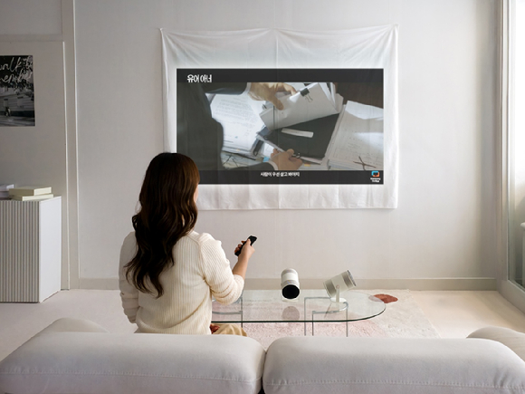 삼성전자의 AI 포터블 프로젝터 '더 프리스타일+' [사진=삼성전자]