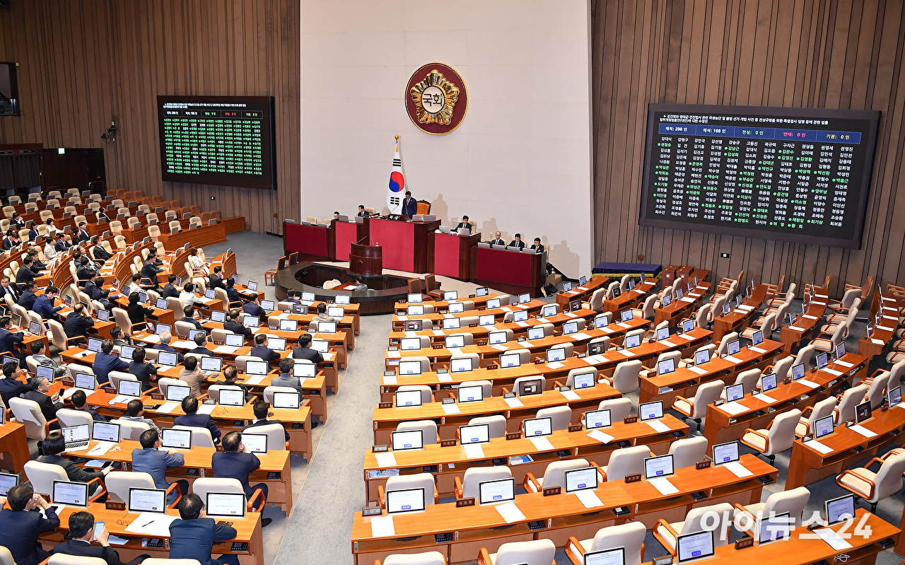 11일 오후 서울 여의도 국회에서 열린 본회의에서 김건희와 명태균&middot;건진법사 관련 국정농단 및 불법 선거 개입 사건 등 진상규명을 위한 특별검사 임명 등에 관한 법률 일부개정법률안(대안)이 통과되고 있다. [사진=곽영래 기자]