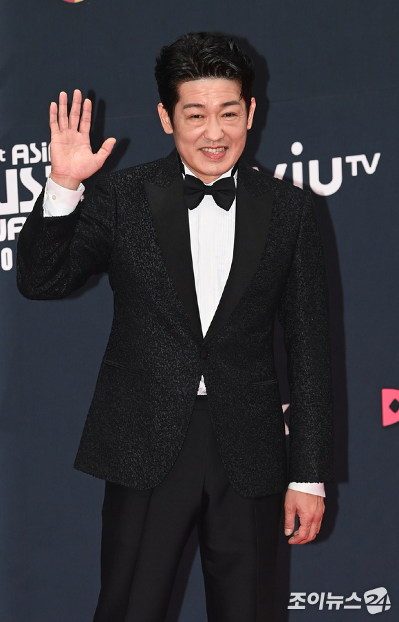 배우 허성태가 11일 오후 경기도 파주 CJ ENM 스튜디오 센터에서 열린 '2021 MAMA' (엠넷 아시안 뮤직어워즈) 레드카펫 행사에 참석하고 있다. [사진=정소희 기자]