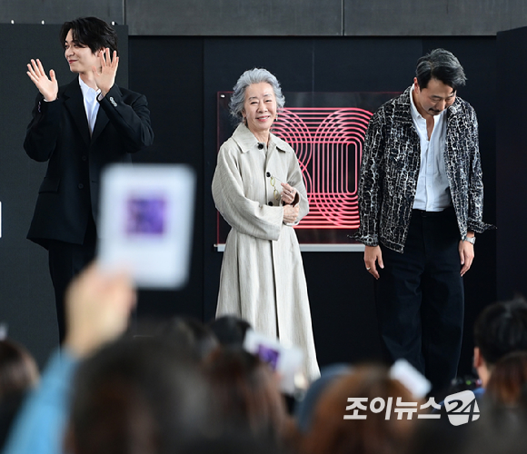 배우 윤여정이 19일 오후 부산광역시 해운대구 우동 영화의 전당에서 열린 제30회 부산국제영화제(BIFF) '결혼 피로연' 야외무대인사 행사에 참석하고 있다. [사진=정소희 기자]