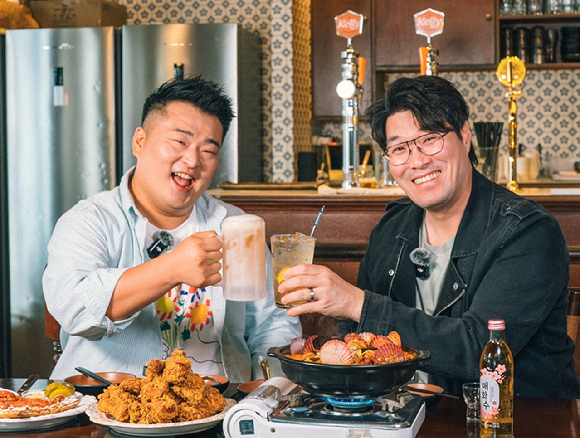 현대그린푸드가 운영 중인 단체급식 사업장에서 고객들이 깐부치킨 협업 메뉴로 식사를 하고 있다. [사진=현대그린푸드]