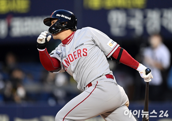 17일 오후 서울 잠실야구장에서 '2022 신한은행 SOL KBO리그' 두산 베어스와 SSG 랜더스의 경기가 열렸다. SSG 최정이 3회초 2사 안타를 치고 있다. [사진=김성진 기자]