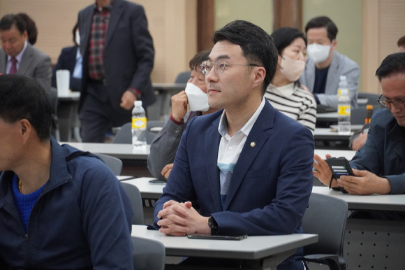 더불어민주당 안산시단원구을 지역위원회(위원장 김남국 의원)가 27일 오후 신안산대학교 광덕홀에서 박지원 전 국가정보원장 초청 특별강연 및 당원교육을 진행한 가운데, 김 의원이 강연을 듣고 있다. 2022.04.27. [사진=김남국 의원 SNS]