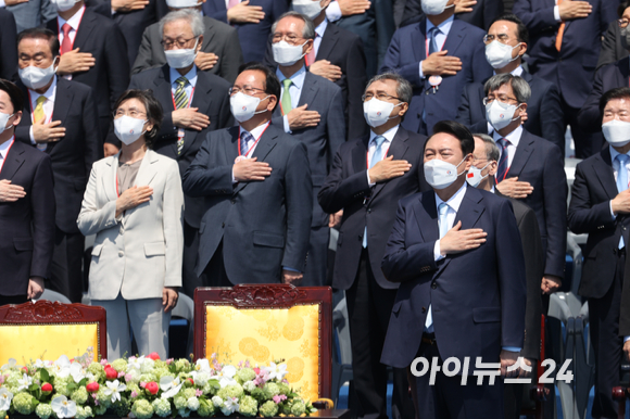 윤석열 대통령이 10일 서울 여의도 국회의사당 앞 잔디마당에서 열린 제20대 대통령 취임에서 참석 내빈과 함께 국민의례를 하고 있다. [사진=국회사진취재단]