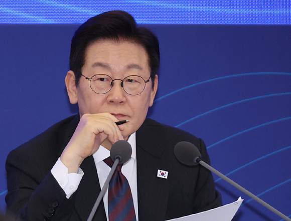 이재명 대통령이 10일 서울 마포구 프론트원에서 열린 국민성장펀드 보고대회에서 신동식 한국해사기술 회장의 발언을 듣고 있다. 2025.9.10 [사진=연하뉴스]