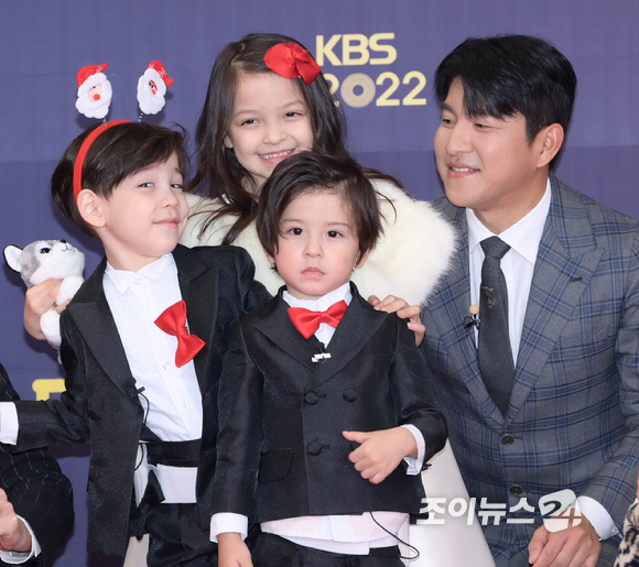 '슈퍼맨이 돌아왔다' 축구선수 박주호와 딸 나은, 아들 건후, 진우가 24일 오후 서울 영등포구 KBS 신관공개홀에서 열린 '2022 KBS 연예대상' 레드카펫 행사에 참석하고 있다. [사진=정소희 기자]