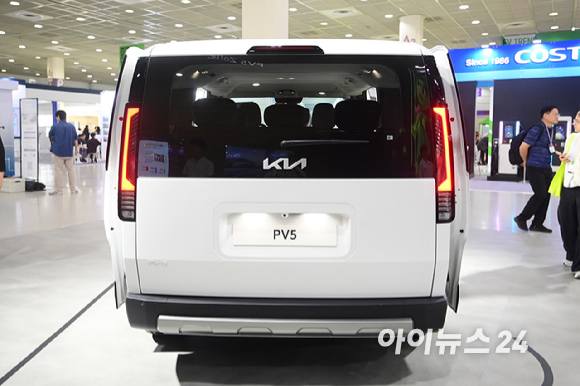 전기차, 전기 이륜차, 전기식 건설기계 등 친환경 이동수단의 미래를 한눈에 볼 수 있는 'EV 트렌드 코리아 2026'이 25일 서울 강남구 코엑스에서 열렸다. 기아 부스에서 이달 출시된 PV5 패신저 7인승(2-2-3)이 전시되고 있다. [사진=정소희 기자]