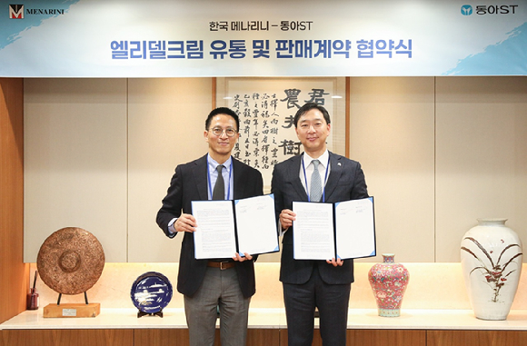 정재훈 동아에스티 대표이사(오른쪽)와 배한준 한국메나리니 대표이사가 엘리델크림 국내 독점 유통&middot;판매 계약식에서 기념사진을 촬영하고 있다. [사진=동아에스티 제공]