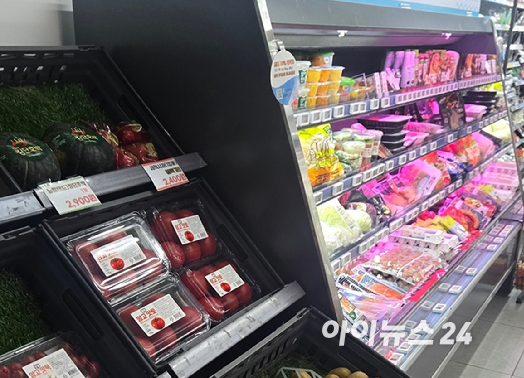 서울의 한 편의점에서 소비자가 신선식품 코너를 둘러보고 있다. [사진=진광찬 기자]