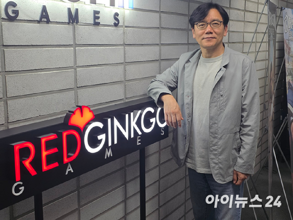김태곤 레드징코게임즈 디렉터가 지난 11일 서울 송파구 레드징코게임즈 사무실에서 인터뷰 기념 촬영을 하고 있다. [사진=박정민 기자]