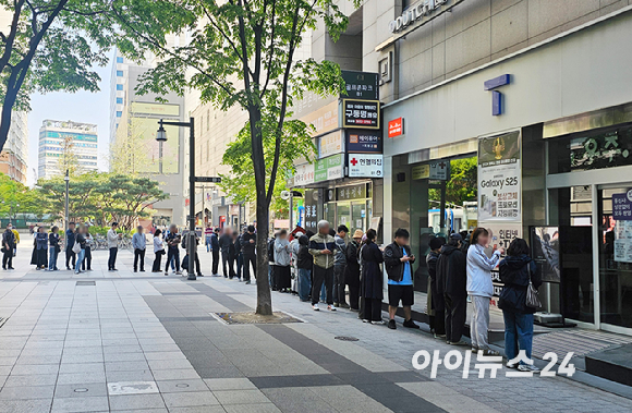 28일 오전 서울 마포구에 위치한 T월드 매장에 유심을 교체하러 온 SK텔레콤 고객들이 줄을 지어 서 있다. [사진=정소희 기자]