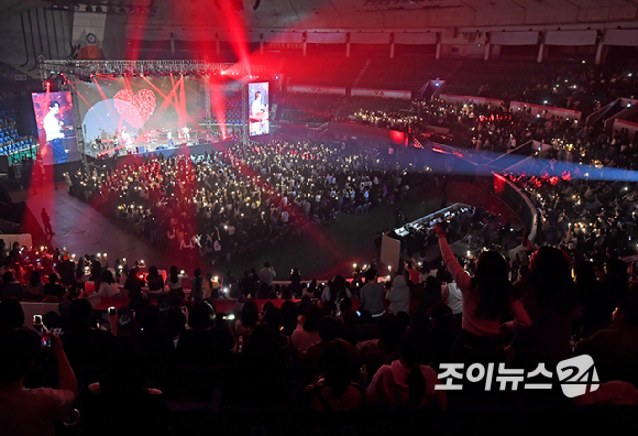 밴드 엔플라잉 이승협이 21일 오후 서울 송파구 잠실학생체육관에서 열린 '2026 JOY콘서트 - 보이스 오브 스프링(Voice of spring)'에서 멋진 무대를 선보이고 있다. [사진=정소희 기자]