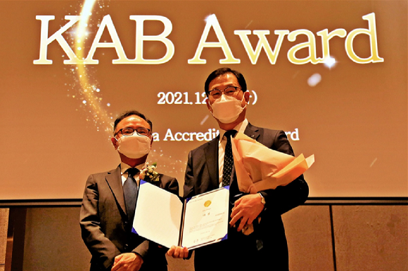 하이트진로 정일석 상무(오른쪽) 등이 '2021 KAB Award' 후 기념사진에 응하고 있다. [사진=하이트진로]