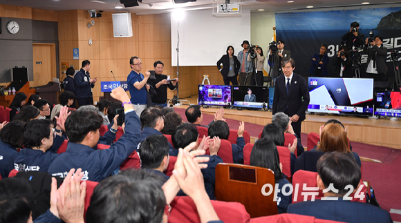 조국 조국혁신당 대표가 지난 4월 10일 오후 서울 여의도 국회의원회관에 마련된 개표상황실에서 출구조사 결과를 지켜본 뒤 당원들과 대화를 하고 있다. [사진=곽영래 기자]