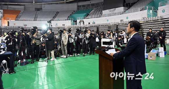 이태한 선거관리위원회 특별검사가 28일 6.3 지방선거 투표용지 공개 검증을 위해 서울 올림픽공원 핸드볼경기장에서 기자회견을 갖고 있다. [사진=사진공동취재단 ]