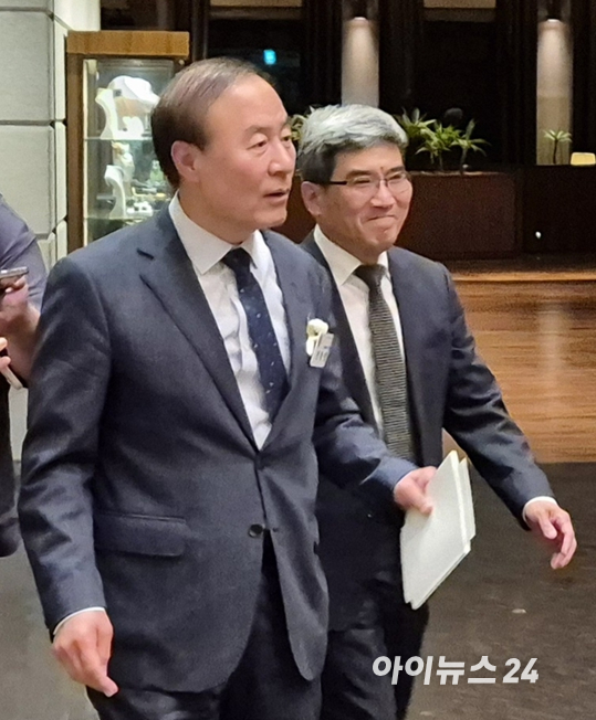 이재용 삼성전자 회장(맨 앞줄, 왼쪽 끝)이 30일 서울 중구 호텔신라에서 열린 제35회 삼성호암상 시상식에서 수상자와 그 배우자들과 기념사진을 찍고 있다. [사진=호암재단]