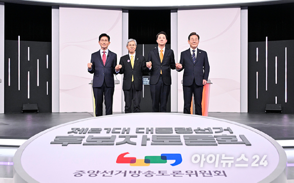 18일 서울 마포구 SBS프리즘타워에서 열린 중앙선거방송토론위원회 주관 제21대 대통령선거 후보자토론회에서 각 정당 대선 후보들이 선전을 다짐하고 있다. 왼쪽부터 국민의힘 김문수, 민주노동당 권영국, 개혁신당 이준석, 더불어민주당 이재명 대선후보. [사진=국회사진취재단]