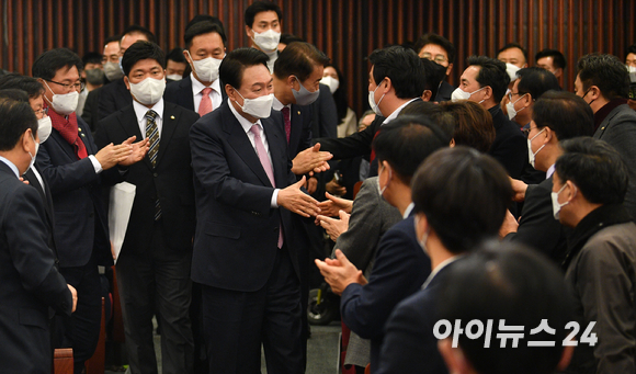 윤석열 제20대 대통령 당선인이 10일 오후 서울 여의도 국회도서관 대강당에서 열린 국민의힘 선대본부 해단식 참석을 마친 후 의원들의 축하를 받고 있다. [사진=김성진 기자]