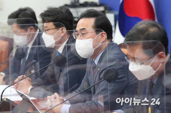 박홍근 더불어민주당 원내대표가 5일 오전 서울 여의도 국회에서 열린 원내대책회의에서 모두발언을 하고 있다. [사진=김성진 기자]