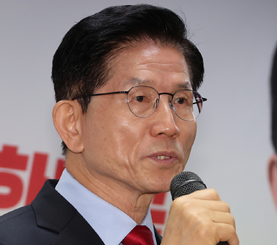 홍준표 전 대구시장이 지난달 29일 국민의힘 대선 후보 2차 경선 탈락 직후 정계 은퇴를 밝히고 있다. [사진=연합뉴스]