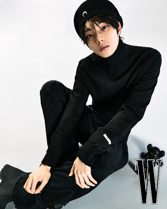 최립우가 화보 촬영에서 포즈를 취하고 있다. [사진=더블유 코리아]