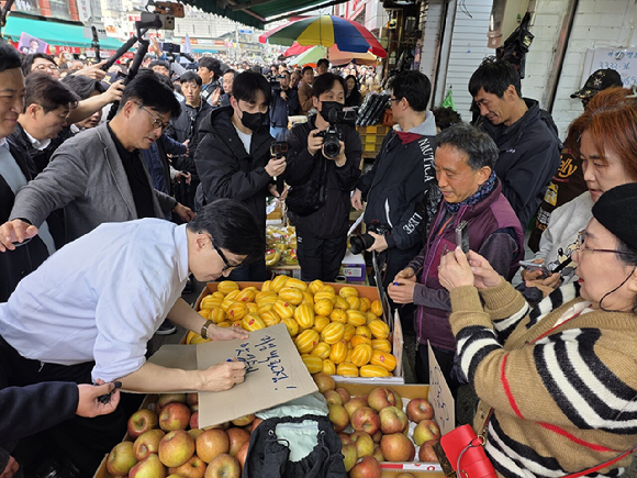 국민의힘에서 제명된 한동훈 전 대표가 11일 수원 팔달문 인근의 전통시장을 찾아 시민들과 만나고 있다. [사진=연합뉴스]
