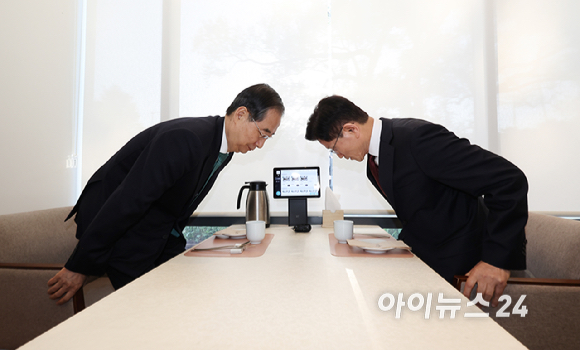 국민의힘 김문수 대선후보와 무소속 한덕수 대선 예비후보가 7일 서울 종로구의 한 식당에서 후보 단일화와 관련해 회동하고 있다. [사진=곽영래 기자]