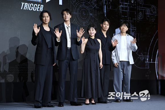 배우 김남길, 김영광, 길해연, 박훈, 권오승 감독이 22일 오전 서울 마포구 호텔 나루 서울 엠갤러리에서 열린 냇플릭스 시리즈 '트리거' 제작발표회에 참석해 포즈를 취하고 있다. [사진=문수지 기자]