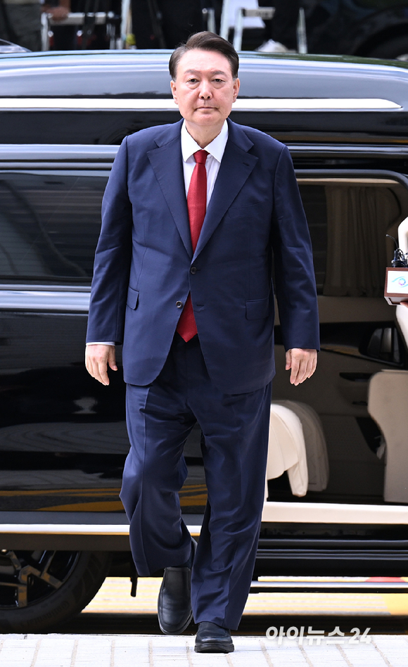 12·3 비상계엄과 관련해 특검의 수사를 받는 윤석열 전 대통령이 두 번째 영장실질심사를 받기 위해 9일 오후 서울 서초구 중앙지법으로 출석하고 있다. [사진=사진공동취재단]