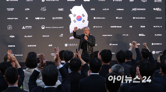 젠슨 황 엔비디아 최고경영자(CEO)가 8일 서울 중구 신라호텔에서 열린 '엔비디아 코리아 AI 에코시스템 리셉션'에 참석해 스피치를 하고 있다. [사진=정소희 기자]