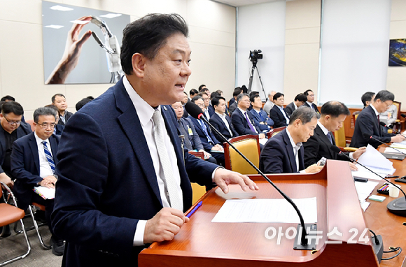 김우성 한국방송공사 부사장이 16일 서울 여의도 국회 과학기술정보방송통신위원회에서 열린 KBS&middot;EBS&middot;방송문화진흥회&middot;시청자미디어재단 등에 대한 국정감사에서 인사말을 하고 있다. [사진=곽영래 기자]