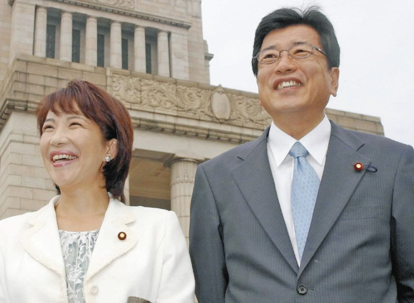 일본 사상 첫 여성 총리로 다카이치 사나에가 취임한 가운데, '첫 퍼스트 젠틀맨'이 된 남편 야마모토 다쿠(73)에게도 이목이 집중되고 있다. 사진은 두 사람이 일본 국회 앞에 서 있는 모습. [사진=주니치]