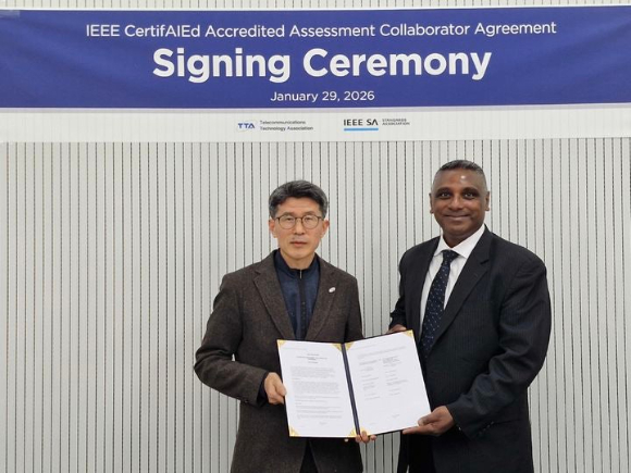김영문 한국정보통신기술협회(TTA) AI기반연구소장(왼쪽)과 알페시 샤 IEEE SA 회장(오른쪽)이 지난 29일 협약을 체결하고 기념 촬영하고 있다. [사진=TTA]