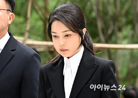 윤석열 전 대통령의 부인 김건희 여사가 6일 서울 종로구에 마련된 김건희 특검팀(특별검사 민중기) 사무실에 조사를 받기 위해 피의자 신분으로 출석하고 있다. [사진=곽영래 기자]
