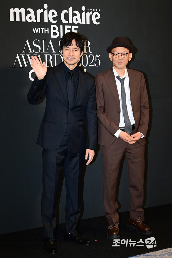 '디어 스트레인저' 배우 니시지마 히테토시가 18일 부산 해운대구 중동 파라다이스호텔에서 열린 '2025 마리끌레르 아시아스타어워즈' 포토콜 행사에 참석하고 있다. [사진=정소희 기자]