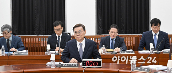 이종석 국정원장이 1일 국회에서 열린 정보위원회 전체회의에 참석하고 있다. [사진=국회사진기자단 ]