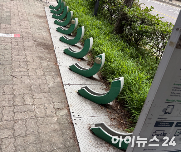  4일 오전 출근길 열차 지연으로 지하철 2호선 신림역에 빼곡히 이용객들이 들어차 있다. [사진=설래온 기자 ]