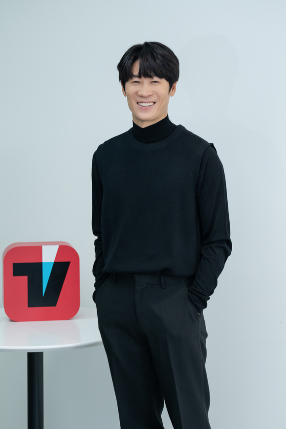 배우 진선규가 티빙 오리지널 '몸값' 인터뷰에 앞서 포즈를 취하고 있다. [사진=티빙]