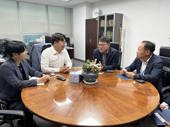 민선식 남원부시장이 민주당 모경종 의원을 만나 지역현안사업을 설명하고 있다. [사진=남원시 ]