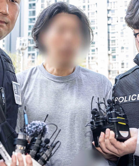 전 직장동료인 50대 항공사 기장을 살해한 혐의를 받는 전직 부기장 김모씨가 20일 오후 구속 전 피의자심문(영장실질심사)을 위해 부산검찰청 청사로 들어가고 있다. [사진=연합뉴스]