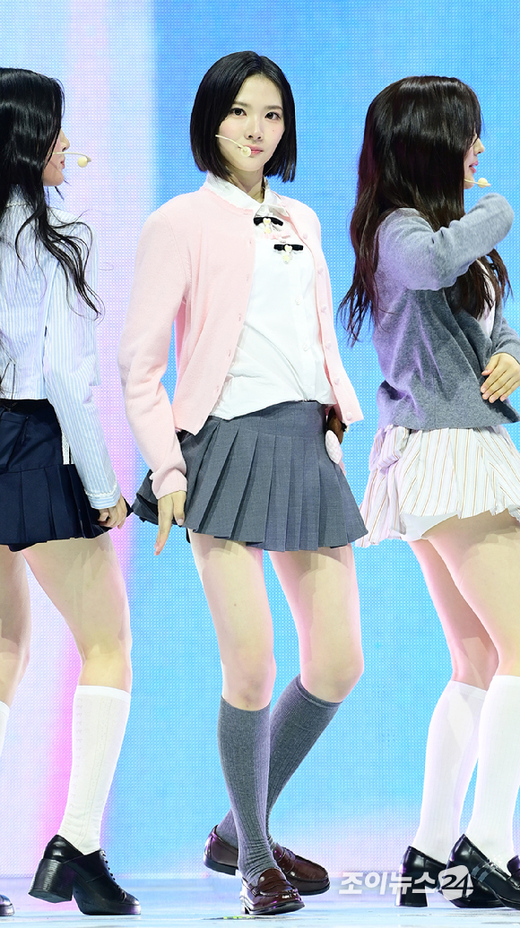 그룹 하츠투하츠 지우가 24일 오후 서울 광진구 예스24라이브홀에서 열린 하츠투하츠(Hearts2Hearts) 첫 번째 싱글앨범 '더 체이스' 발매 기념 쇼케이스에서 데뷔곡 '더 체이스' 무대를 선보이고 있다. [사진=정소희 기자]